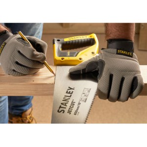 Stanley Jetcut Handsäge beim Anzeichnen eines Brettes, 450mm Sägeblatt. Grobe Holzarbeiten.