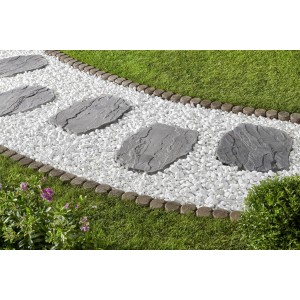 Grau-nuancierte Trittplatten in Natursteinoptik auf einem Gartenweg mit weißen Steinen.