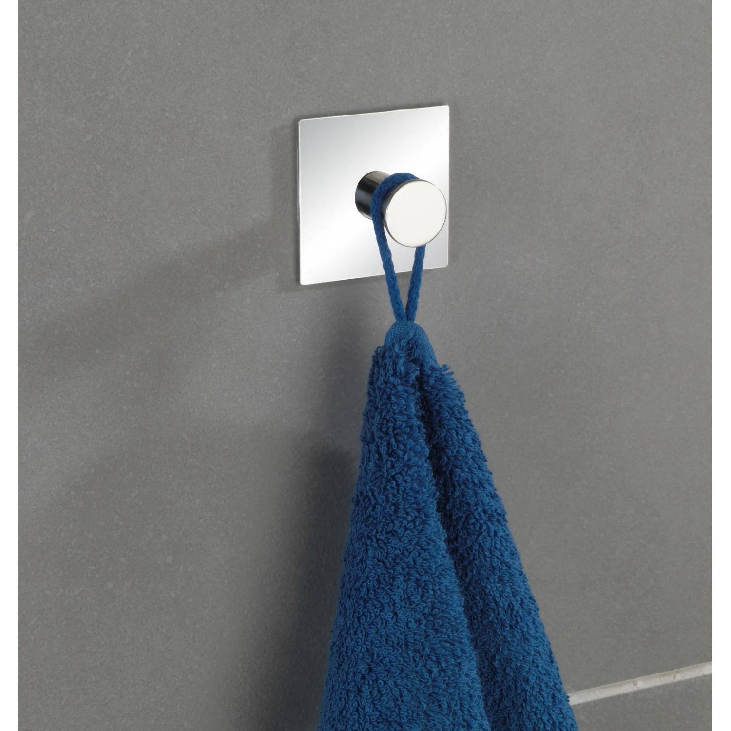 Wenko Wandhaken Accadia, Edelstahl glänzend mit blauem Handtuch.