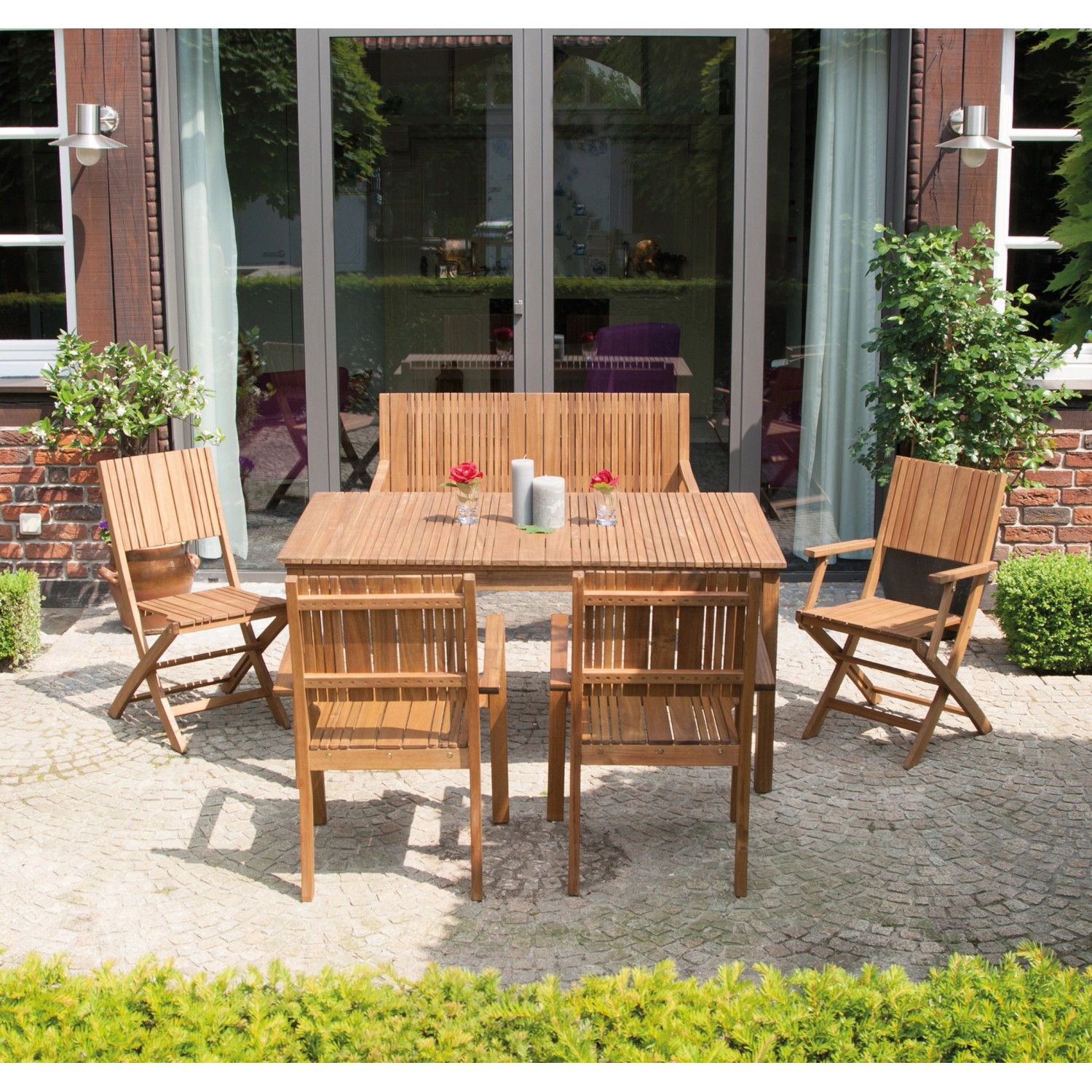 Siena Garden Gartenbank Falun, 2-Sitzer aus Akazie, beige, vor einer Terrassentür.