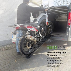 Motorrad wird mit klappbarer TRUTZHOLM Alu-Auffahrrampe in einen Transporter verladen.
