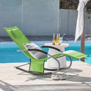 Grüne SoBuy Sonnenliege (2er Set) mit Tasche, Metallgestell und Kunstfasergewebe am Pool.