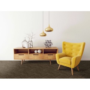 Wohnraum mit dunklem PVC-Boden im Fischgrätmuster "Eiche Dunkel Turvo" von Primaflor.