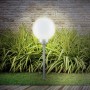 Globo LED-Solaraußenleuchte mit Kugel und Erdspieß, Ø 20 cm, silber-metallisch und weiß, im Garten.