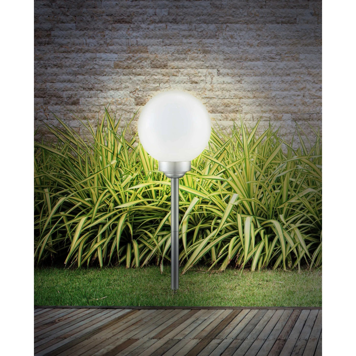 Globo LED-Solaraußenleuchte mit Kugel und Erdspieß, Ø 20 cm, silber-metallisch und weiß, im Garten.