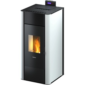 Weißer Freepoint Pelletofen Tesis, 22,8 kW, wasserführend, mit Flamme im Brennraum.