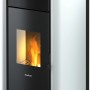 Weißer Freepoint Pelletofen Tesis, 22,8 kW, wasserführend, mit Flamme im Brennraum.