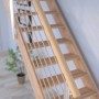Treppe Mykonos Pro Eiche, 1/4 gewendelt, mit Design-Geländer und Setzstufen.