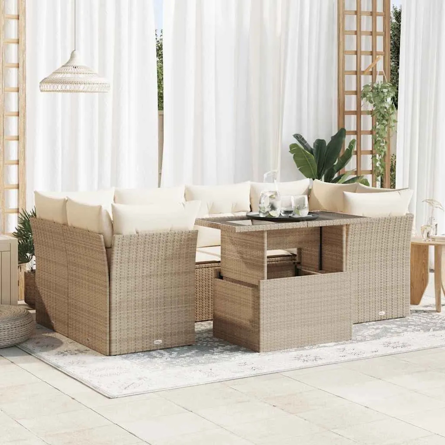 Beige 7-tlg. Garten-Sofagarnitur aus Rattan mit Tisch und cremefarbenen Kissen.