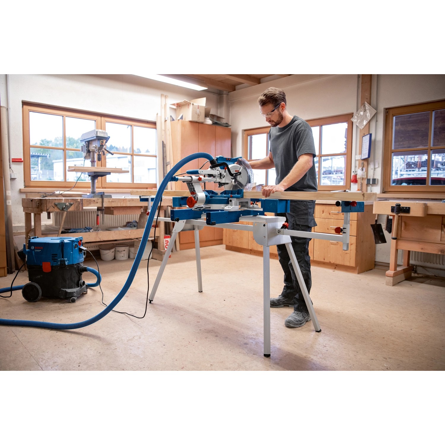 Bosch Professional GCM 305-254 D Kapp- und Gehrungssäge mit Werkstück und Absaugung im Einsatz.