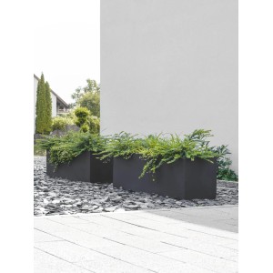 Anthrazitfarbener Vivanno Pflanzkübel Maxi (120x45x45 cm) mit Bepflanzung im Außenbereich.