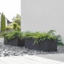 Anthrazitfarbener Vivanno Pflanzkübel Maxi (120x45x45 cm) mit Bepflanzung im Außenbereich.