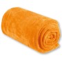 Gerollte, orangefarbene Bestgoodies Mikrofaser Decke (130x170 cm).