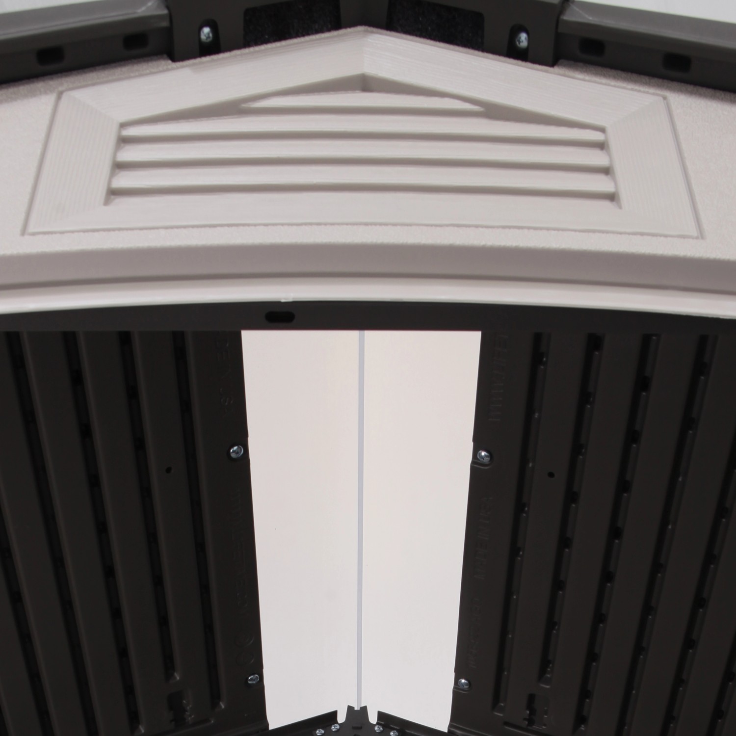 Innenansicht Lifetime Gerätehaus Fox, anthrazit-grau, mit Belüftung.