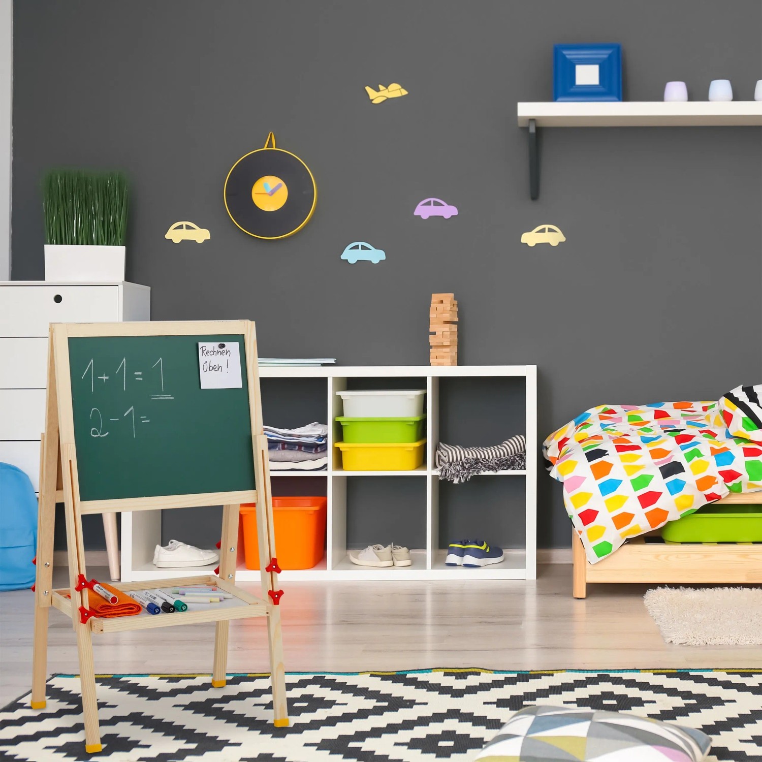 Höhenverstellbare Standtafel aus Naturholz mit Kreidetafel und Whiteboard im Kinderzimmer. Magnetische Maltafel für Kinder.
