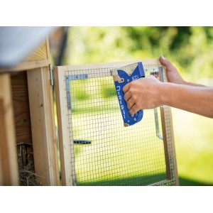 Anwendung von LUX Edelstahlklammern (14mm) mit einem Tacker zum Befestigen von Drahtgitter.