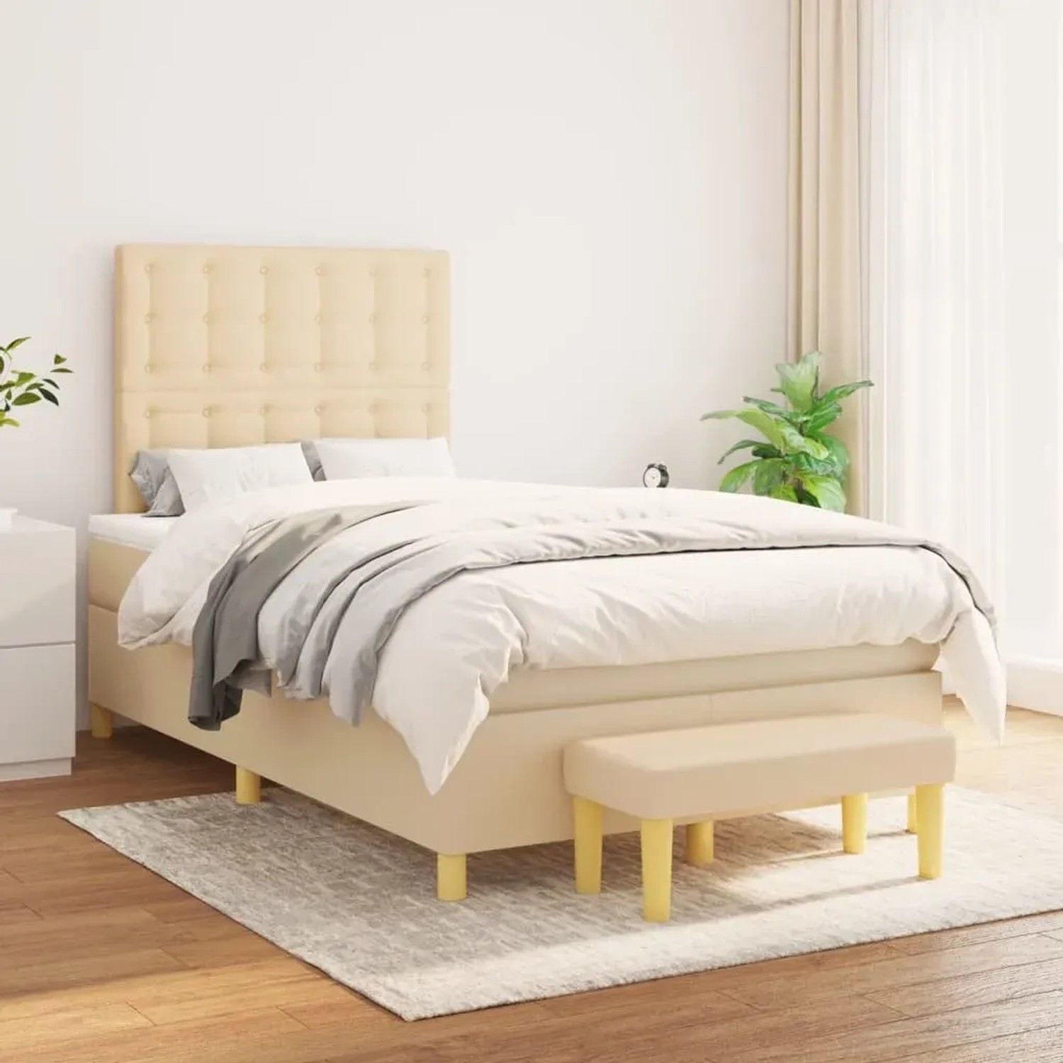 Cremefarbenes Boxspringbett (120x200 cm) mit Matratze, Kopfteil und Bank. Stoffbezug.