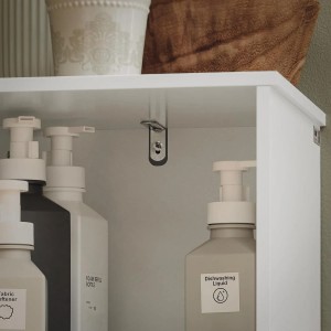 Detailaufnahme: Weißer SoBuy Hochschrank (BZR127-W) mit Badutensilien. Badregal für mehr Stauraum.