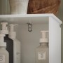 Detailaufnahme: Weißer SoBuy Hochschrank (BZR127-W) mit Badutensilien. Badregal für mehr Stauraum.