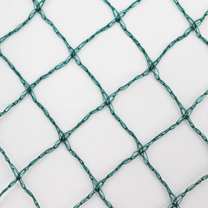 Detailaufnahme: Dunkelgrünes Aquagart Teichnetz, Maschenstruktur für Teichschutz.
