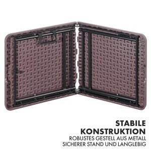 Zusammengeklappter, brauner KARAT Klapptisch Gartentisch Saga mit Rattan-Optik und Metallgestell.