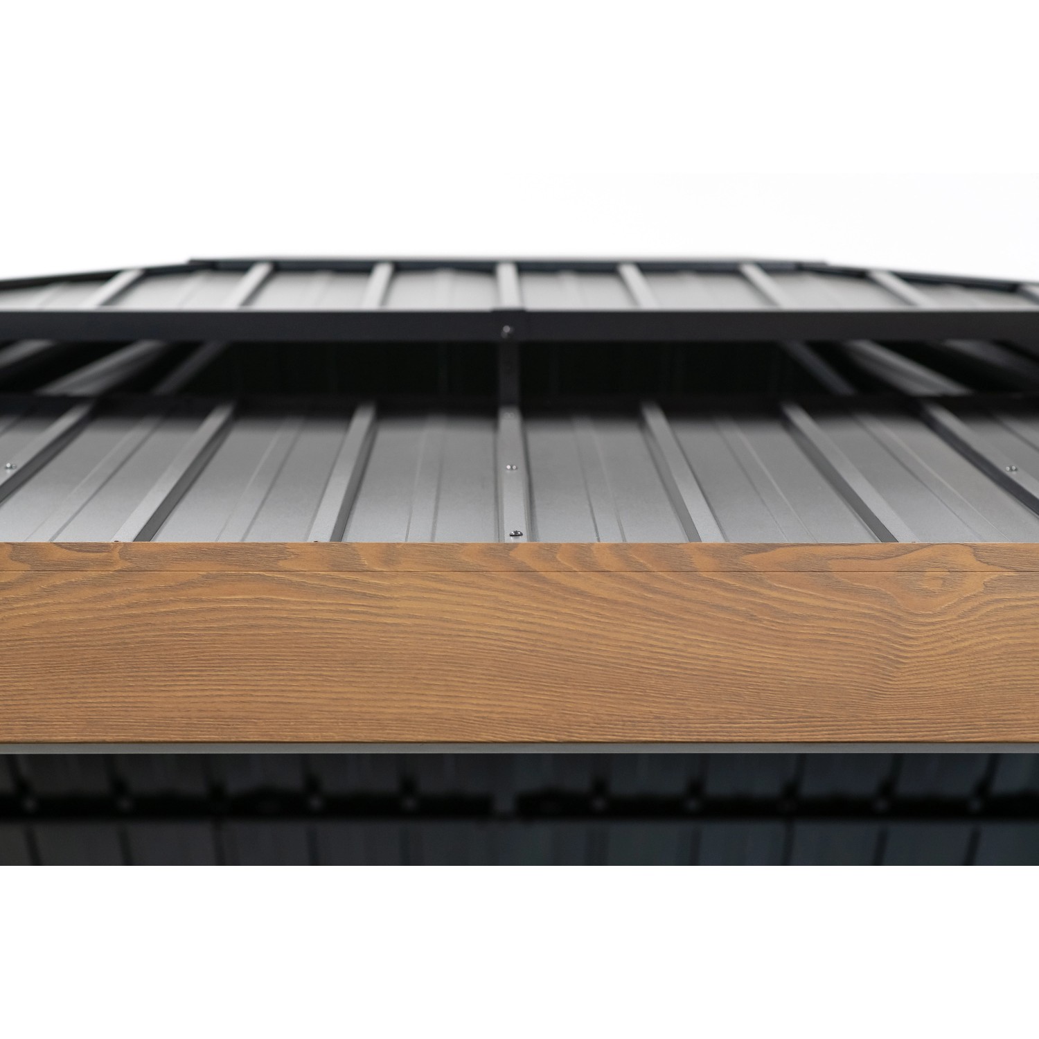 Detailaufnahme des doppelten Stahldachs vom Sojag Pavillon Fontana mit Holzoptik.