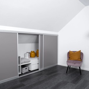 Kniestock-Baupaket mit Schiebetüren in Silber/Taupe für Dachschrägen, Stauraumlösung.
