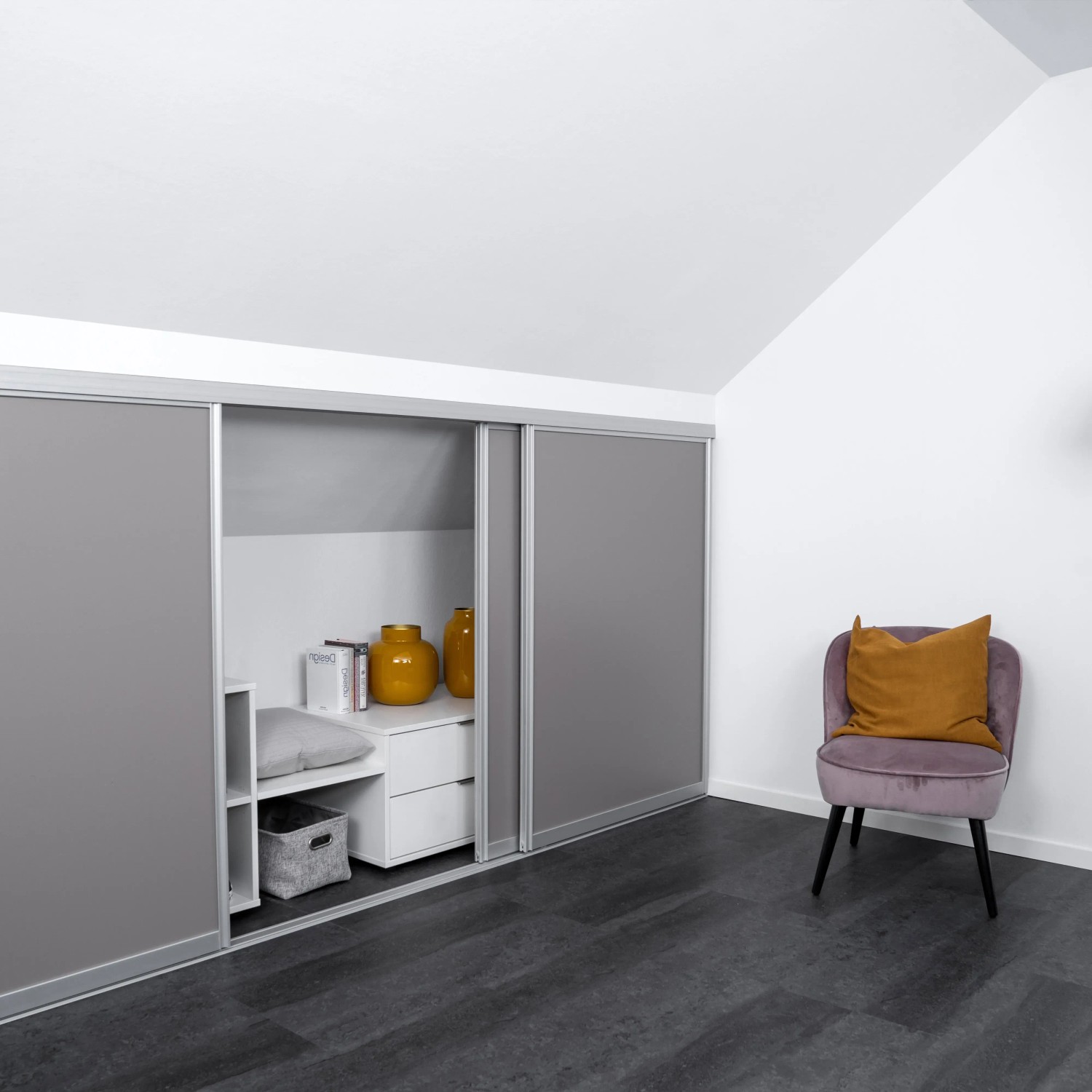 Kniestock-Baupaket mit Schiebetüren in Silber/Taupe für Dachschrägen, Stauraumlösung.