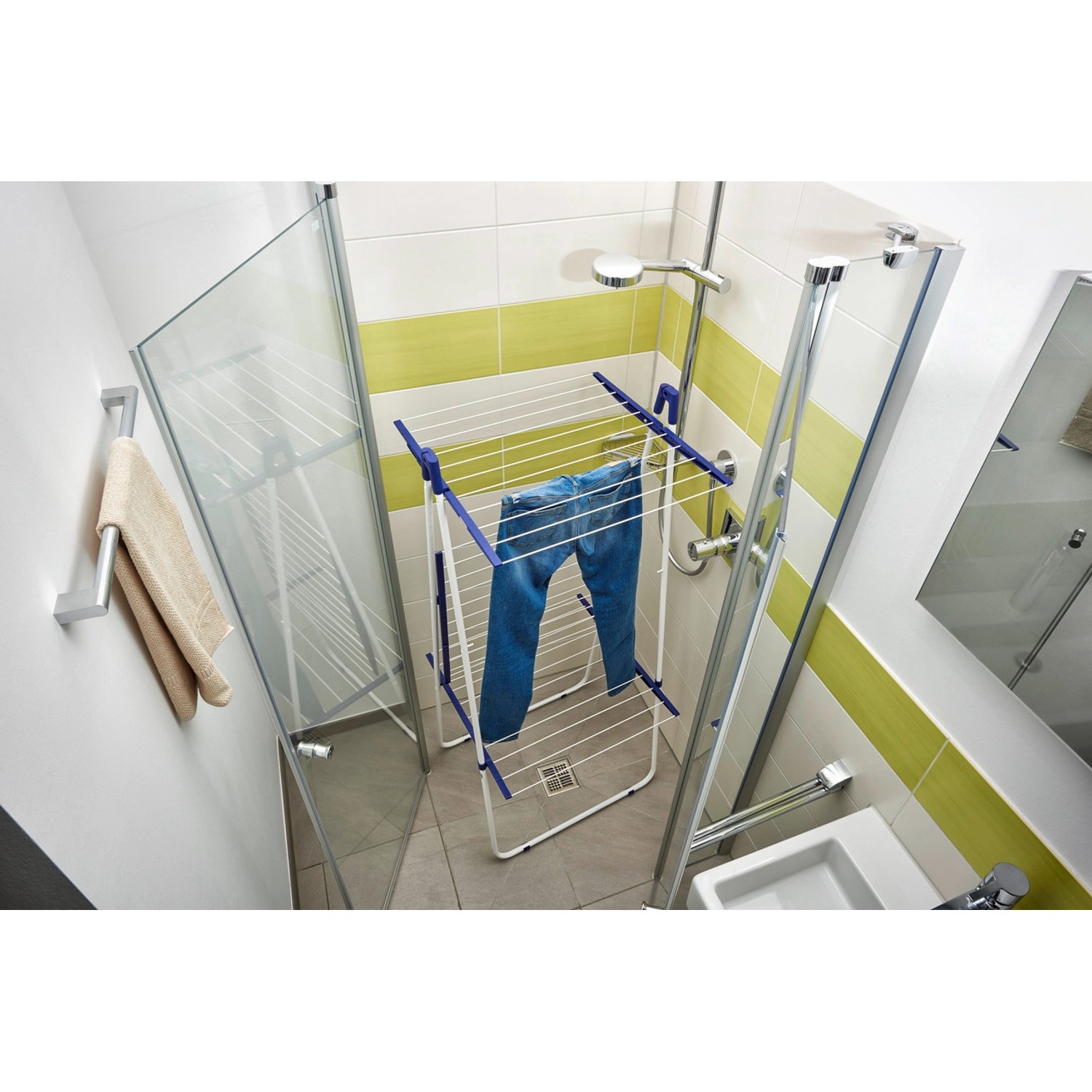 Leifheit Turmtrockner Pegasus Tower 190 im Badezimmer mit Wäsche. Platzsparender Wäscheständer.