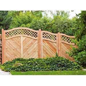 Sichtschutzzaun Skagen aus Lärche mit Bogen, 180x180/165 cm, vor grünem Hintergrund.