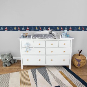 Kinderzimmer mit Bricoflor Bordüre mit Segelbooten in Blau als maritime Deko.