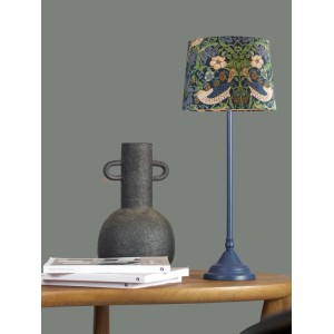PR Home Tove Tischleuchte mit blauem Fuß und floral gemustertem Schirm auf Tisch.