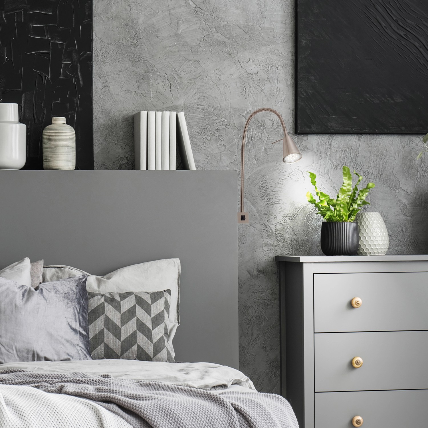 Briloner LED Bettleuchte Tuso, schwenkbar, matt-nickel, montiert am grauen Bett.