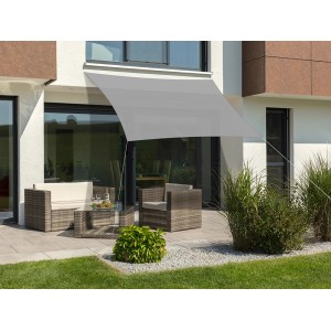 Rechteckiges, silbergraues Schneider Sonnensegel Lanzarote (300x250 cm) über einer Sitzecke im Garten.