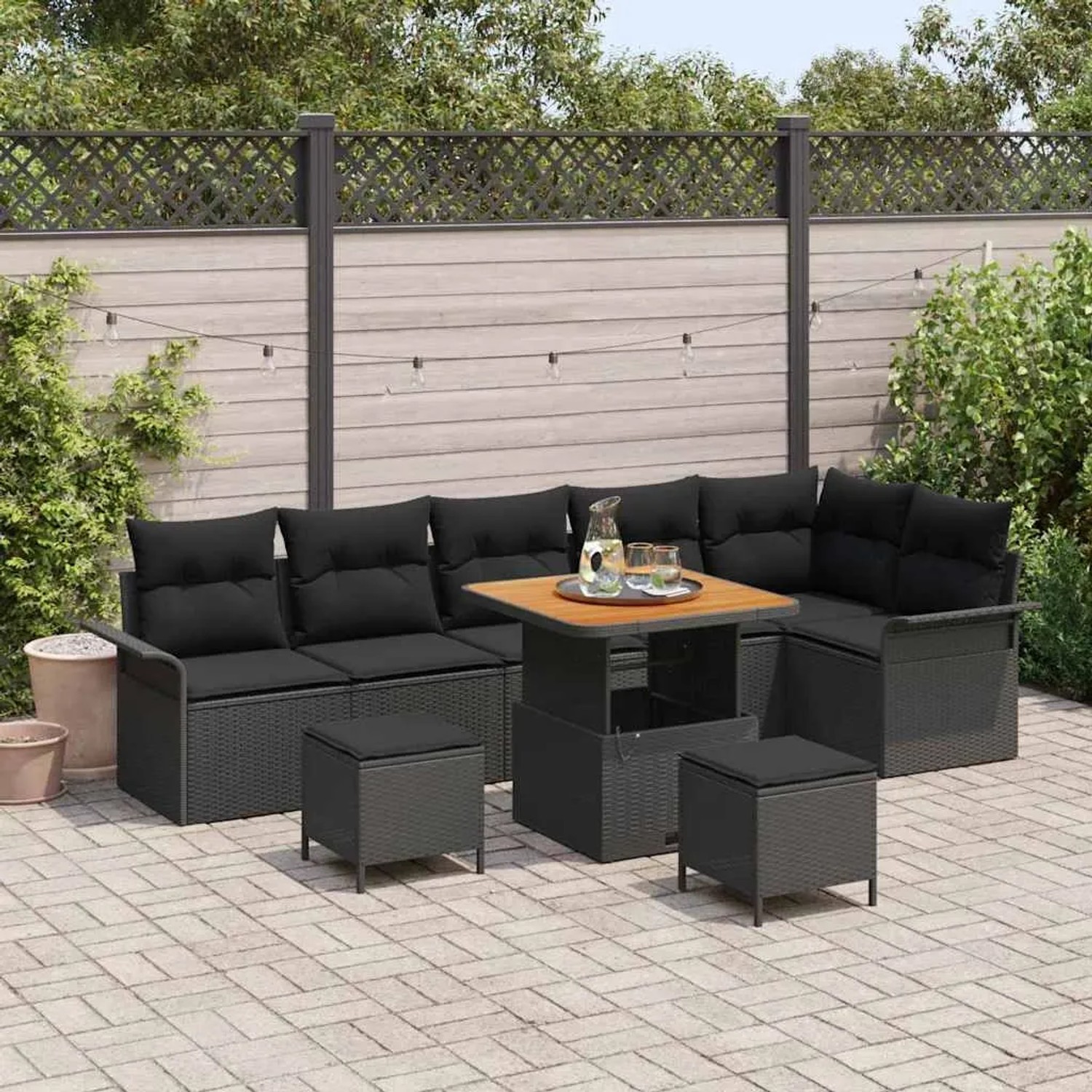 Schwarzes 9-teiliges vidaXL Garten-Sofa-Set aus Poly Rattan mit Tisch und Hockern.