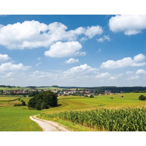 Vlies Fototapete mit bayerischer Landschaft: Felder, Dorf und blauer Himmel mit Wolken.