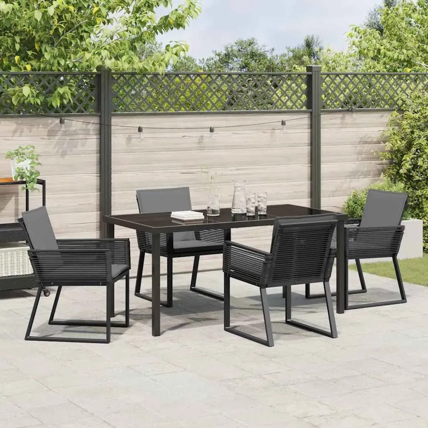 Schwarze 5-teilige Garten Essgruppe aus Poly Rattan von vidaXL. Gartenmöbel Set mit Tisch und Stühlen.