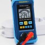 Pancontrol Multimeter mit Messleitungen und Digitalanzeige vor Steckdose.