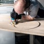 Mann sägt mit Bosch Stichsägeblatt T308BO ein Loch in ein Holzbrett.