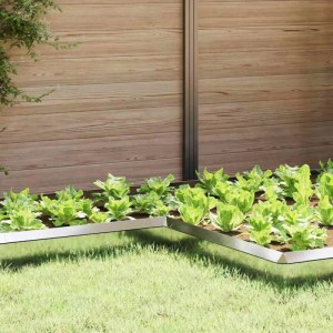 Silberner vidaXL Schneckenzaun aus verzinktem Stahl (4 Stk.) im Gartenbeet.
