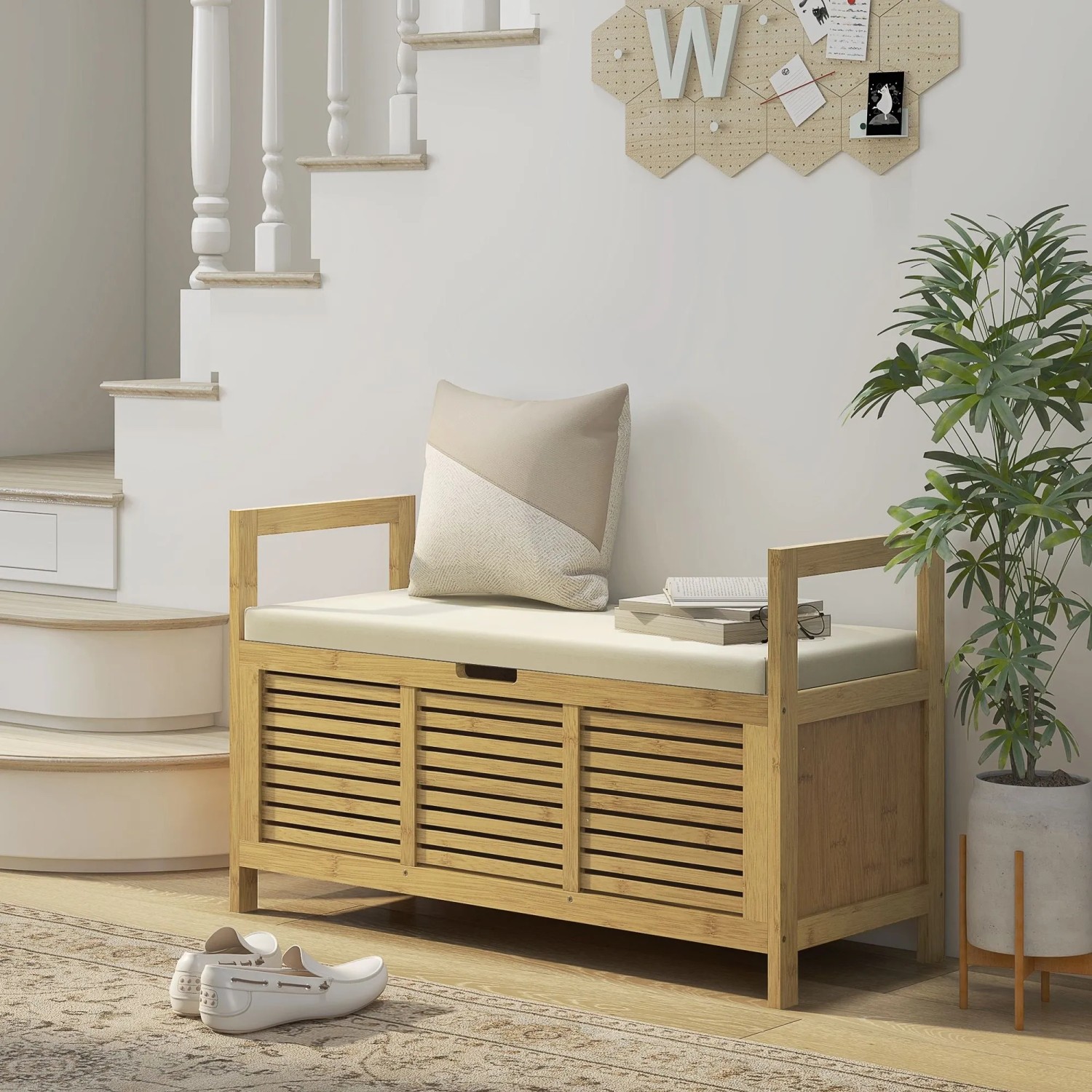 HOMCOM Bambus-Sitzbank mit gepolstertem Klappdeckel, Lamellenfront und Stauraum für Schuhe im Eingangsbereich.