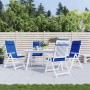 Vier königsblaue Hochlehner-Auflagen aus Oxford-Gewebe auf weißen Gartenstühlen im Außenbereich. Ideal für Gartenmöbel.