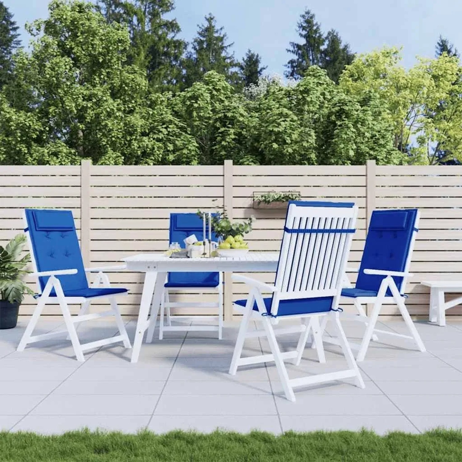 Vier königsblaue Hochlehner-Auflagen aus Oxford-Gewebe auf weißen Gartenstühlen im Außenbereich. Ideal für Gartenmöbel.