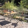 Acamp Gartenmöbel-Set Lindau: Klapptisch (80x80 cm) und zwei Stühle aus Teakholz mit schwarzem Gestell.