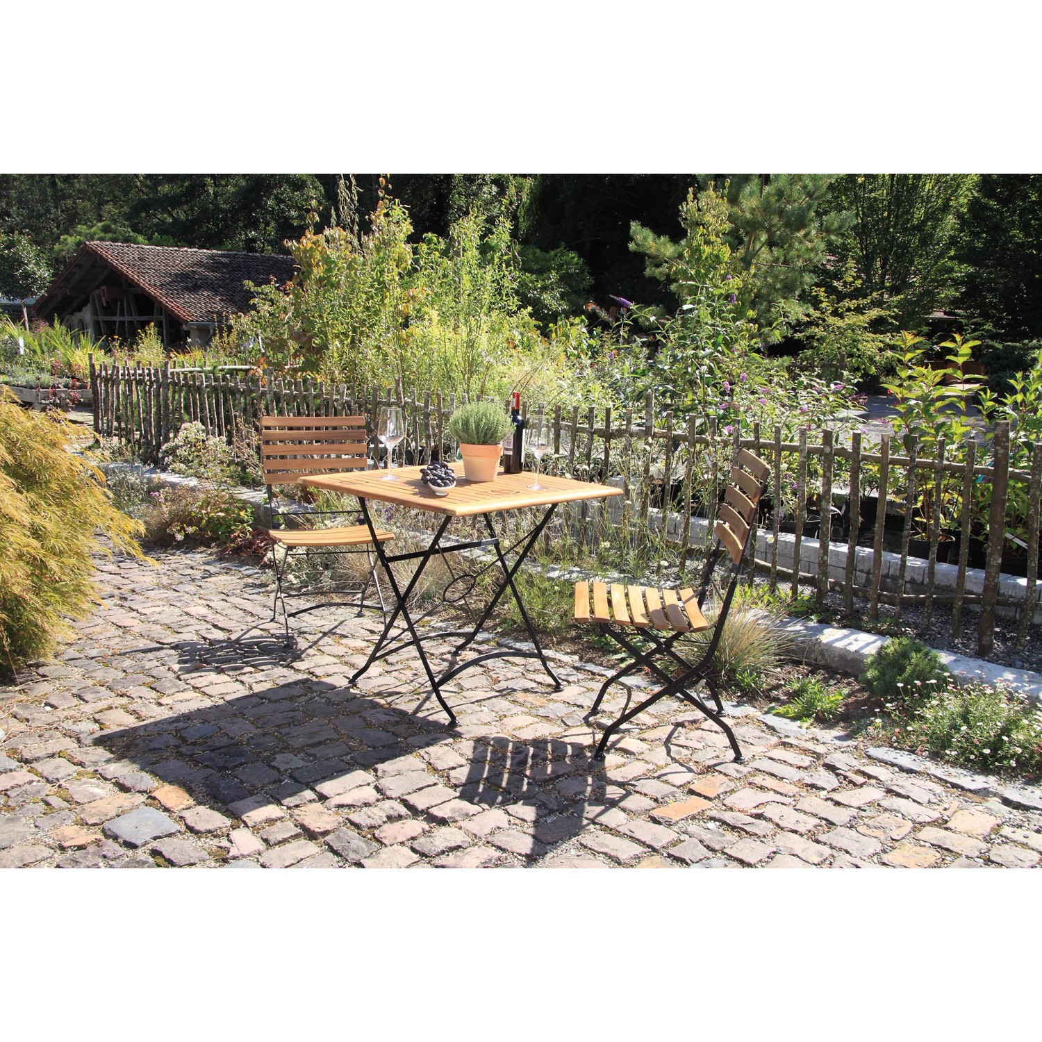Acamp Gartenmöbel-Set Lindau: Klapptisch (80x80 cm) und zwei Stühle aus Teakholz mit schwarzem Gestell.