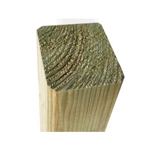 Woodtex Kiefer Pfosten KDI, gehobelt. Nahaufnahme der Holzmaserung und moosfarbenen Schnittfläche für Zäune.