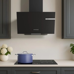 Schwarze CIARRA Kopffreihaube A+ 60 cm mit Druckknöpfen und LED-Licht über Kochfeld in moderner Küche.