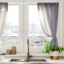 Weiße Relaxdays Teleskopstange aus Edelstahl als Gardinenstange am Fenster. Verstellbar, rutschfest, ohne Bohren.