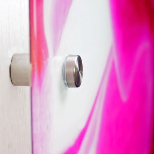 Detailaufnahme: MCW Glasbild Orchidee (50x100cm) mit Abstandshalter an der Wand.