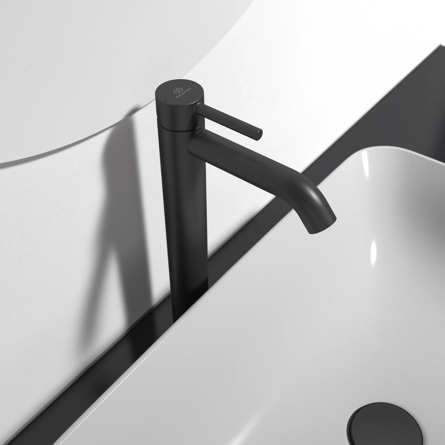 Ideal Standard Ceraline Waschtischarmatur in Schwarz mit Push-Open Ventil.